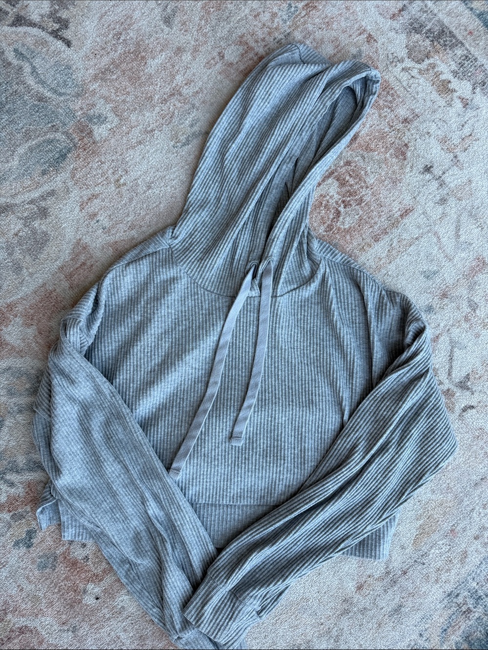 Alo Yoga Ribbed Cropped Hoodie in Light Gray